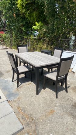 Great dining set five pieces four chairs with matching table beautiful color and style clean good condition no rips on chairs size H30” L60”  W36”