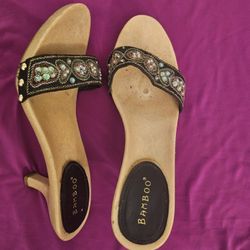 Brown beaded sandals with wooden heel 