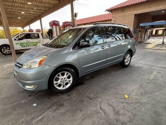 2004 Toyota sienna 140,000 thousand miles clean title fully loaded