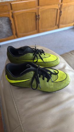 Soccer shoes
