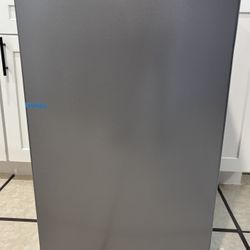Mainstays 4.4 Cu Ft Compact Refrigerator, Stainless Steel Look, Single Door Mini Fridge 
