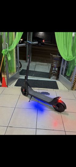 PHANTOM A10 MOTOR 400W POWER -15.5MPH-RANGE 28MILES-ANTIPUNCTURE 10in. TIRES-ATMOSPHERE SIDE LIGHTS. CHARGER INCLUDED