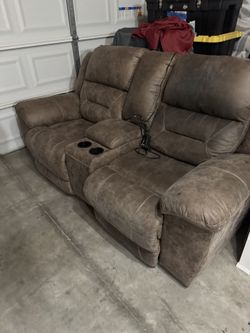 Dual recliner, power loveseat