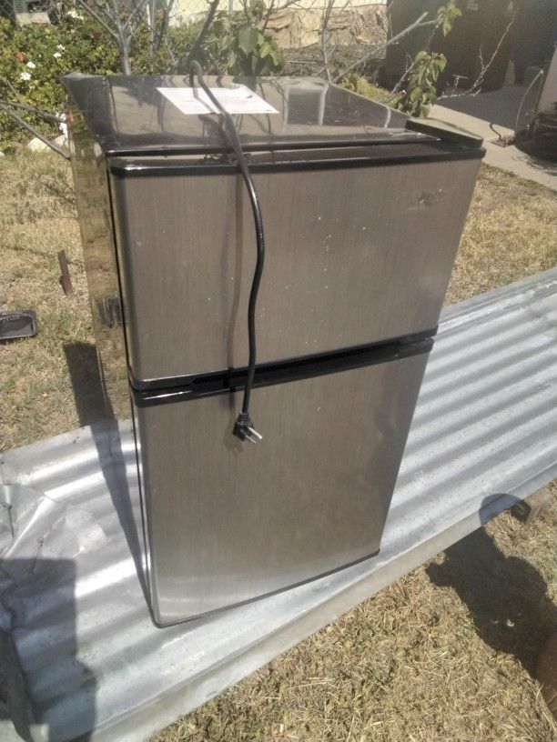 Arctic King Mini Refrigerator --- $25.00