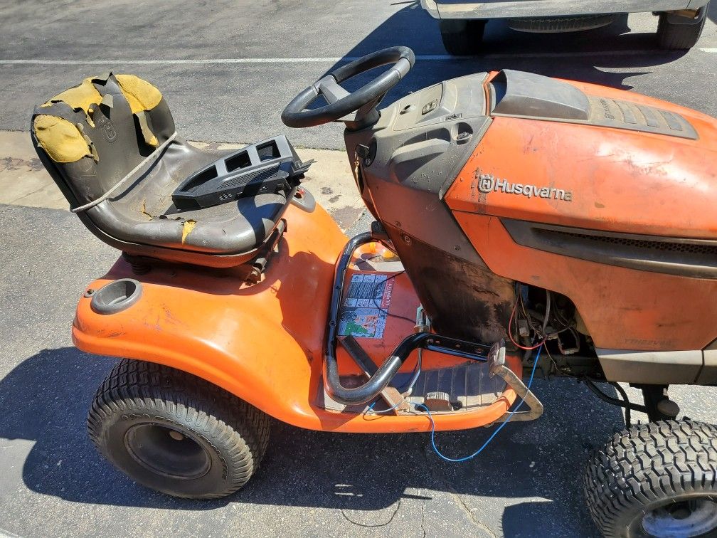 Husqvarna Lawn Tractor YTH22V42