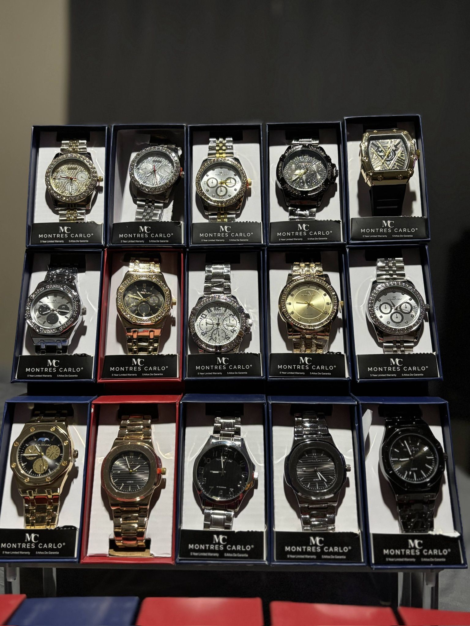 STANDARS THERES NO SIZES SPESIFIC BRAND IF YOU ZOOM THE PIC YOU SEE SILVER COLOR BLACKS LETHER WATCHES GOLDEN COLOR NOT REAL GOLD