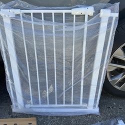 Gate With Extensions 