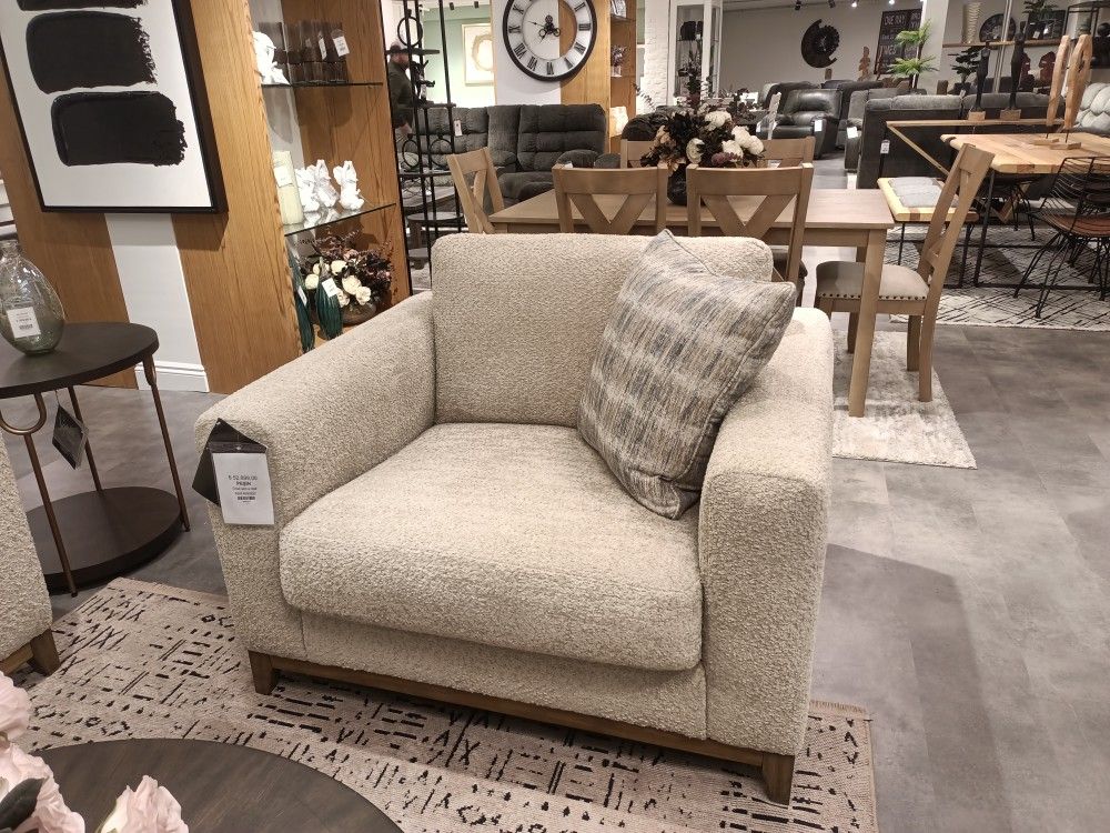 Parklynn Oversized Chair
Ashley Furniture$10 Down Payment And Financing Available
