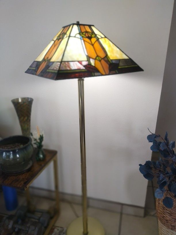 A PAIR OF TIFFANY STYLE FLOOR LAMPS 