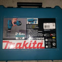 Makita Drill (6217D) W/ 2 Batteries (1234) & Hardcase 6217DWDE (Missing Charger) 