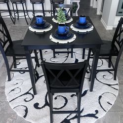 Bar Table With Four Stool High Chairs. Brand New, Never Used. Hablo español y hago entrego