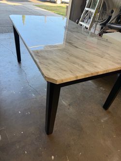 Dining table. , no Chairs