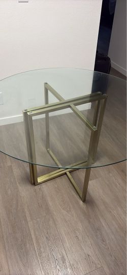 Round Dinner Table