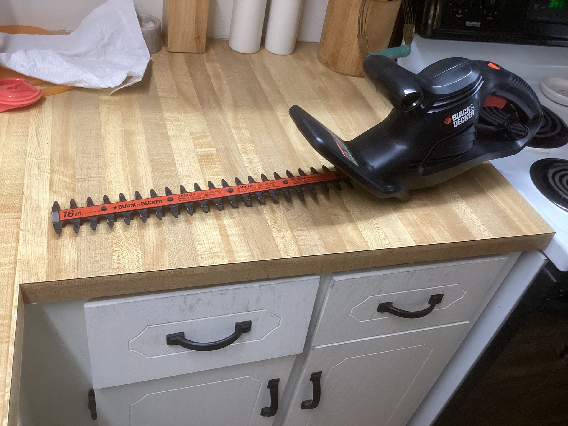 16” Black & Decker corded hedge trimmer. ( Nearly new condition used once)