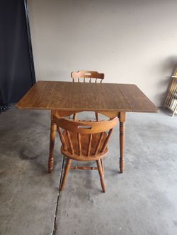 Dinette table with 2 chairs