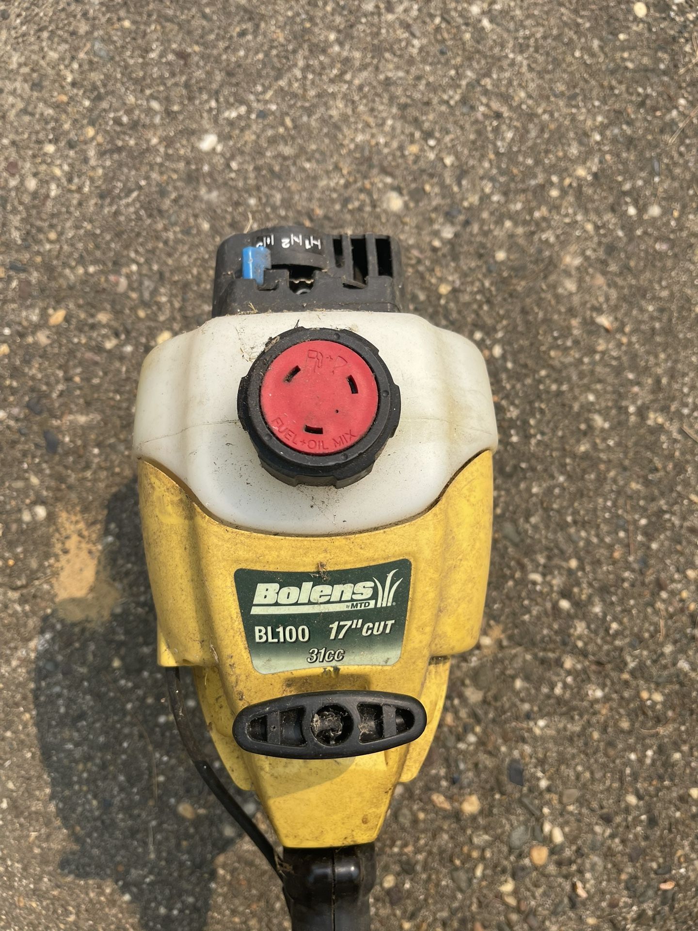 Bolens BL100 17 Cut 31cc Weed Wacker for Sale in Burlington NJ