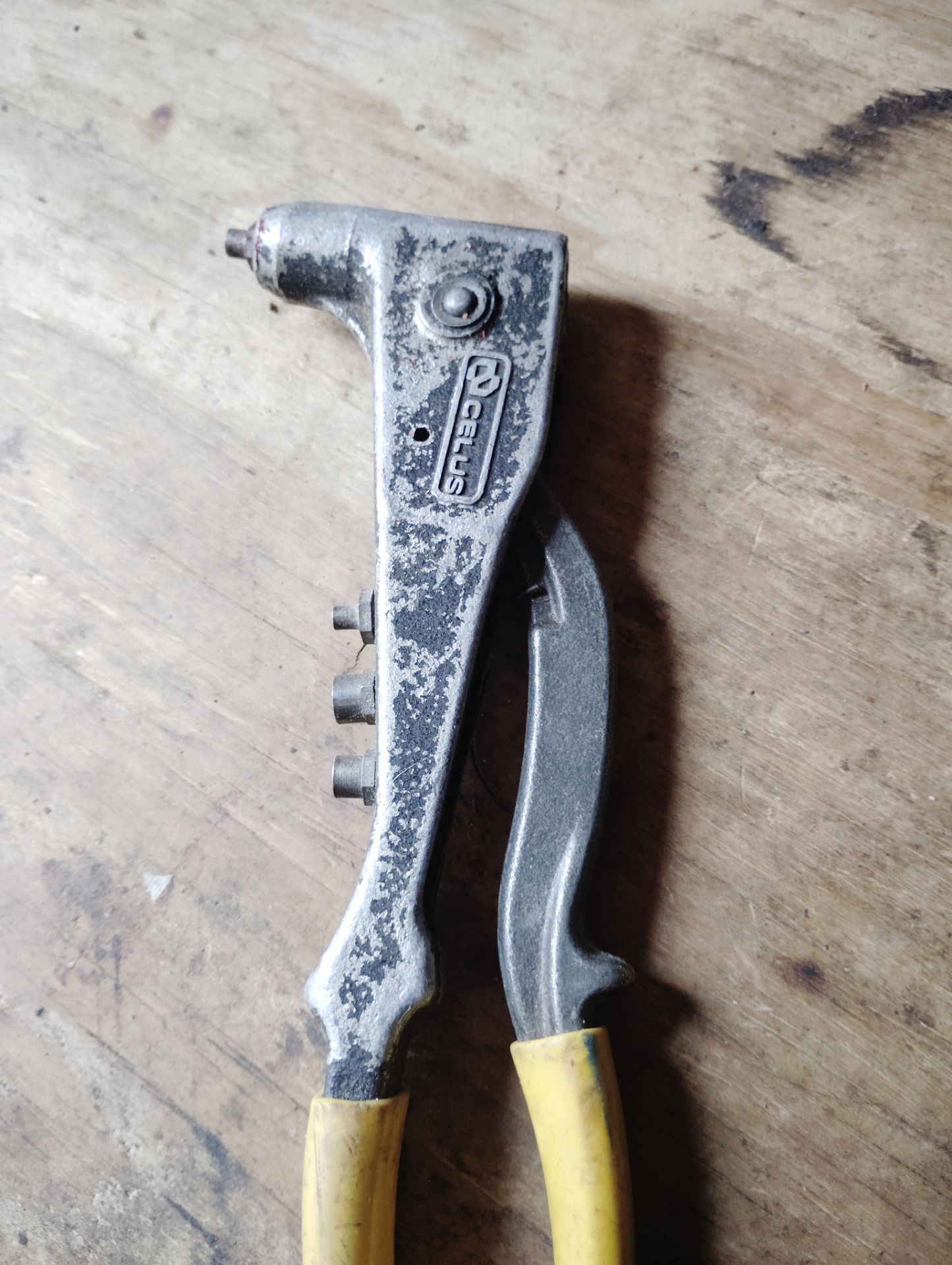 Celus blind rivet gun