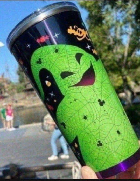 Oogie Boogie Tumbler Halloween 2022 from Disneyland
ALSO COME WITH MUG AND 2 KEY  CHAINS ALL BRAND NEW 