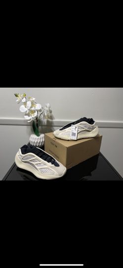 Yeezy 700 V3 “Azael” ⚪️⚫️ Brand New Available