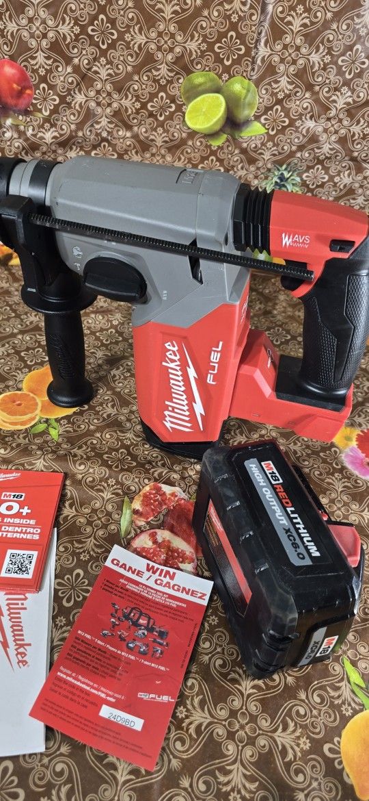Milwaukee
M18 FUEL 18V Lithium-Ion Brushless Cordless 1 in. SDS-Plus Rotary Hammer With High output 6.0ah battery