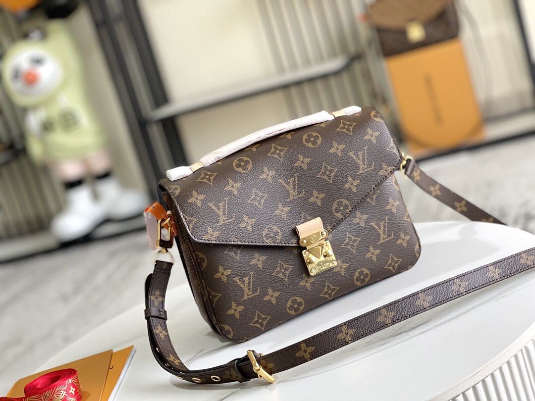 Classic women's shoulder bag