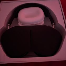 Black AirPod Maxes