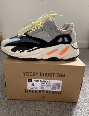 Photo Yeezy wave runners - Size 6 Fairly Used