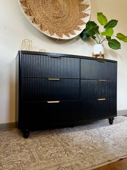 🪴Beautiful Fluted Black Six Drawer Dresser! Delivery Available! 👀
