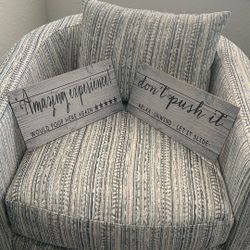 2 Funny Bathroom Signs