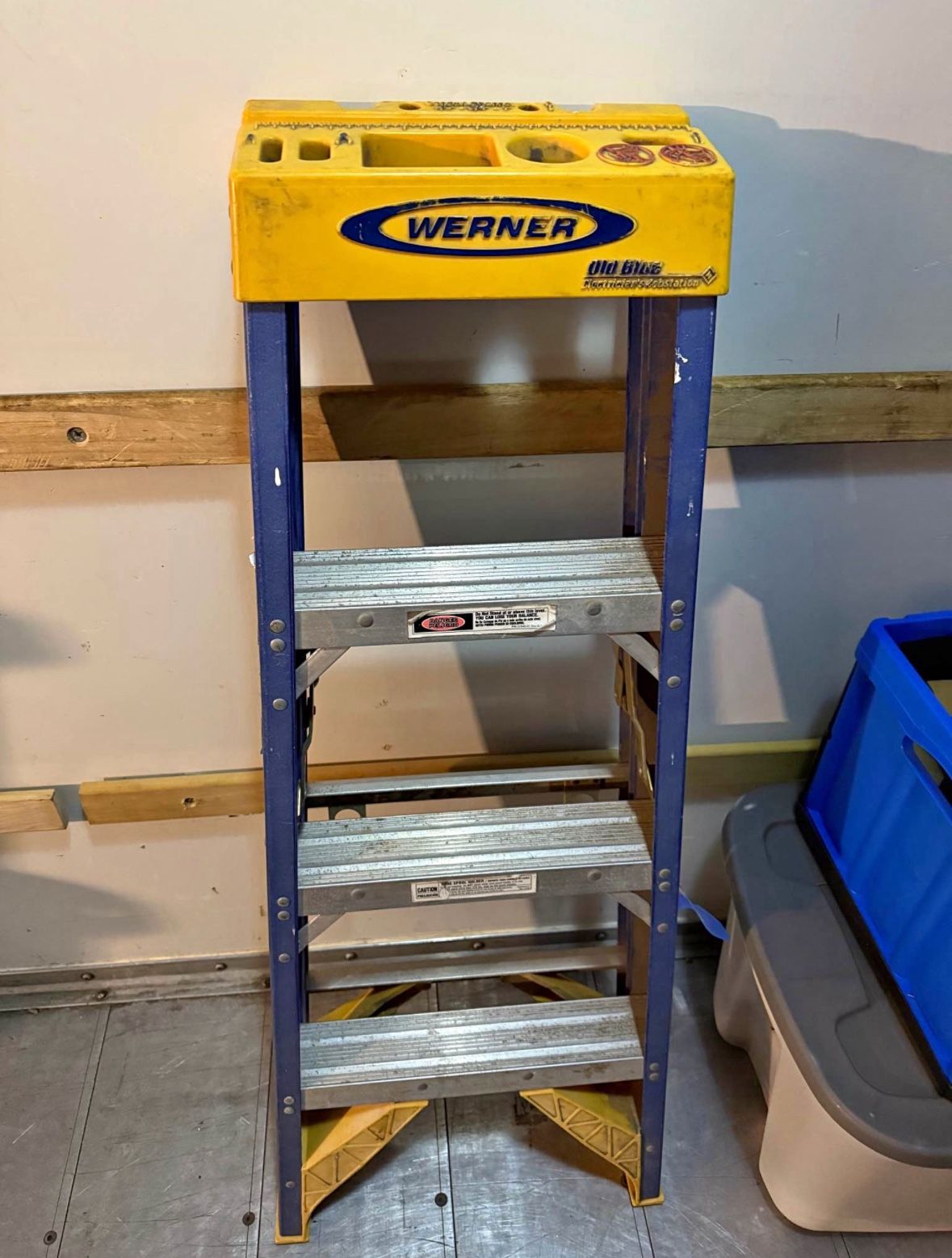 Werner OBEL04 4-ft Fiberglass Step Ladder 375 lb Single-Sided JobStation – “Old Blue”