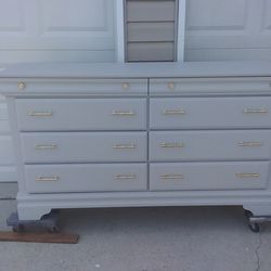 Gorgeous Vaughan Bassett Oak Dresser with 8 Drawers.