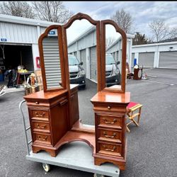 Solid Oak Makeup Vanity (Vintage )