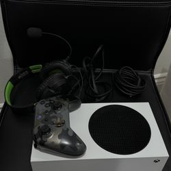 Xbox S, Headset, Plus 1TB Space