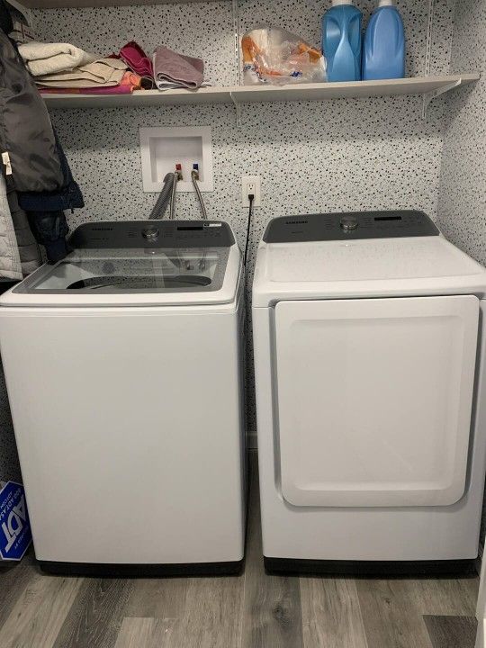 Samsung Washer And Dryer Matching Set Look Like New Still!!!