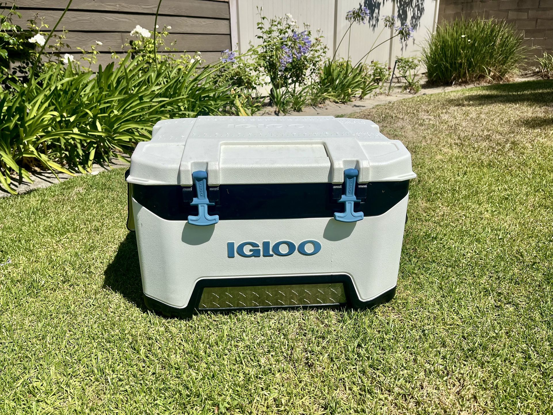 Igloo White BMX 52 QT Cooler