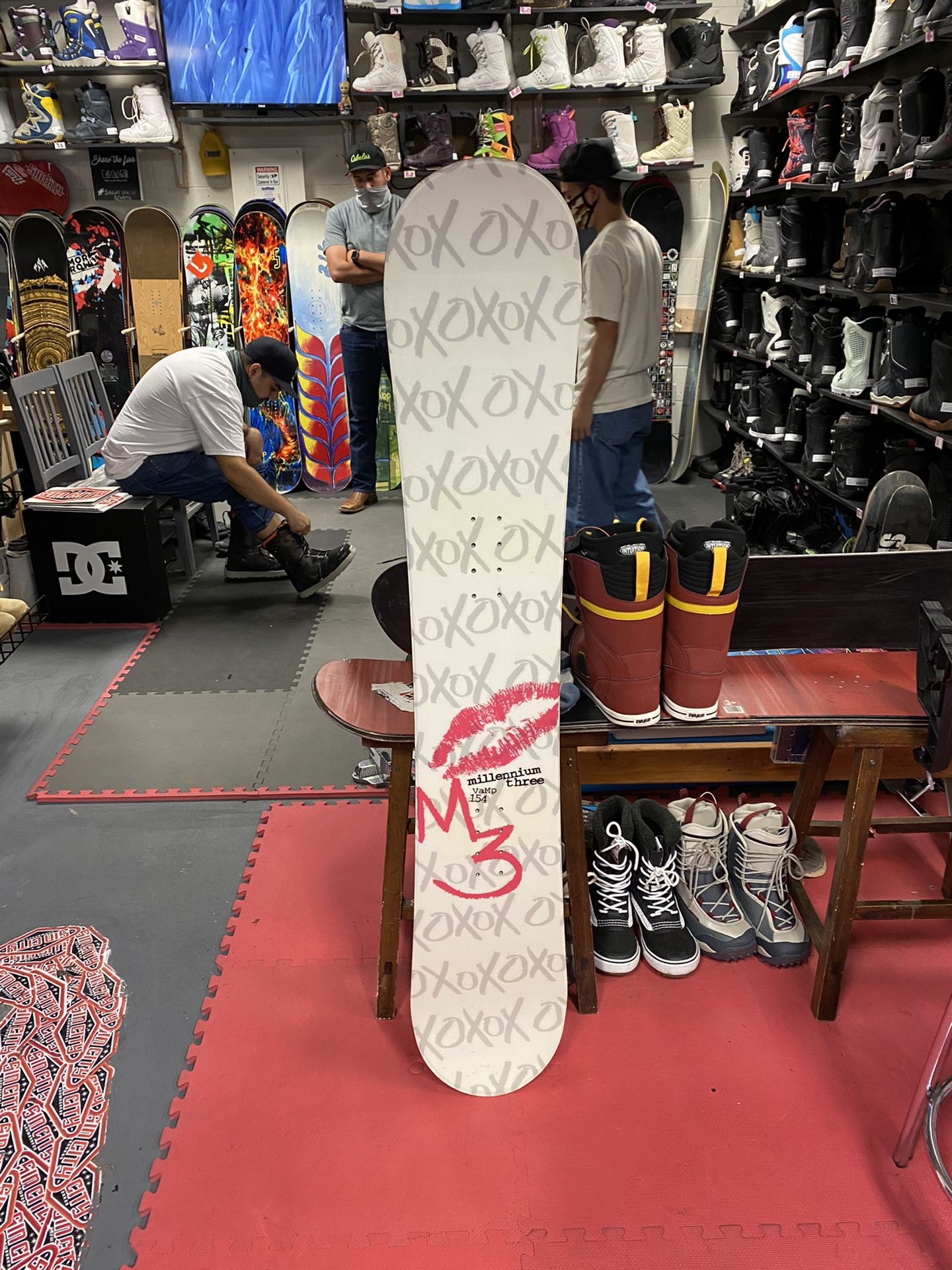 Millennium 3 vamp snowboard certified with warranty