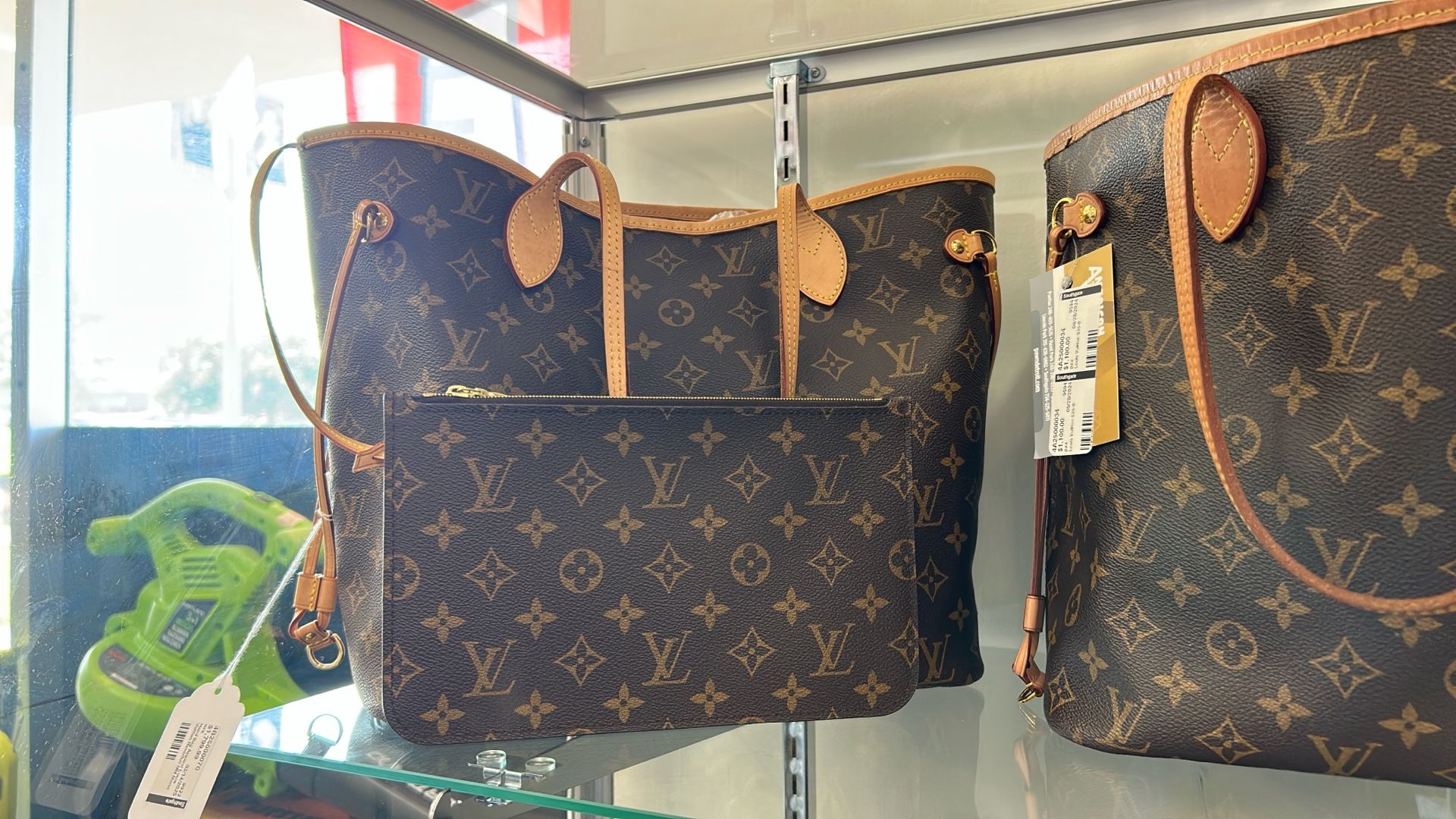 Louis Vuitton Never full With Pouch