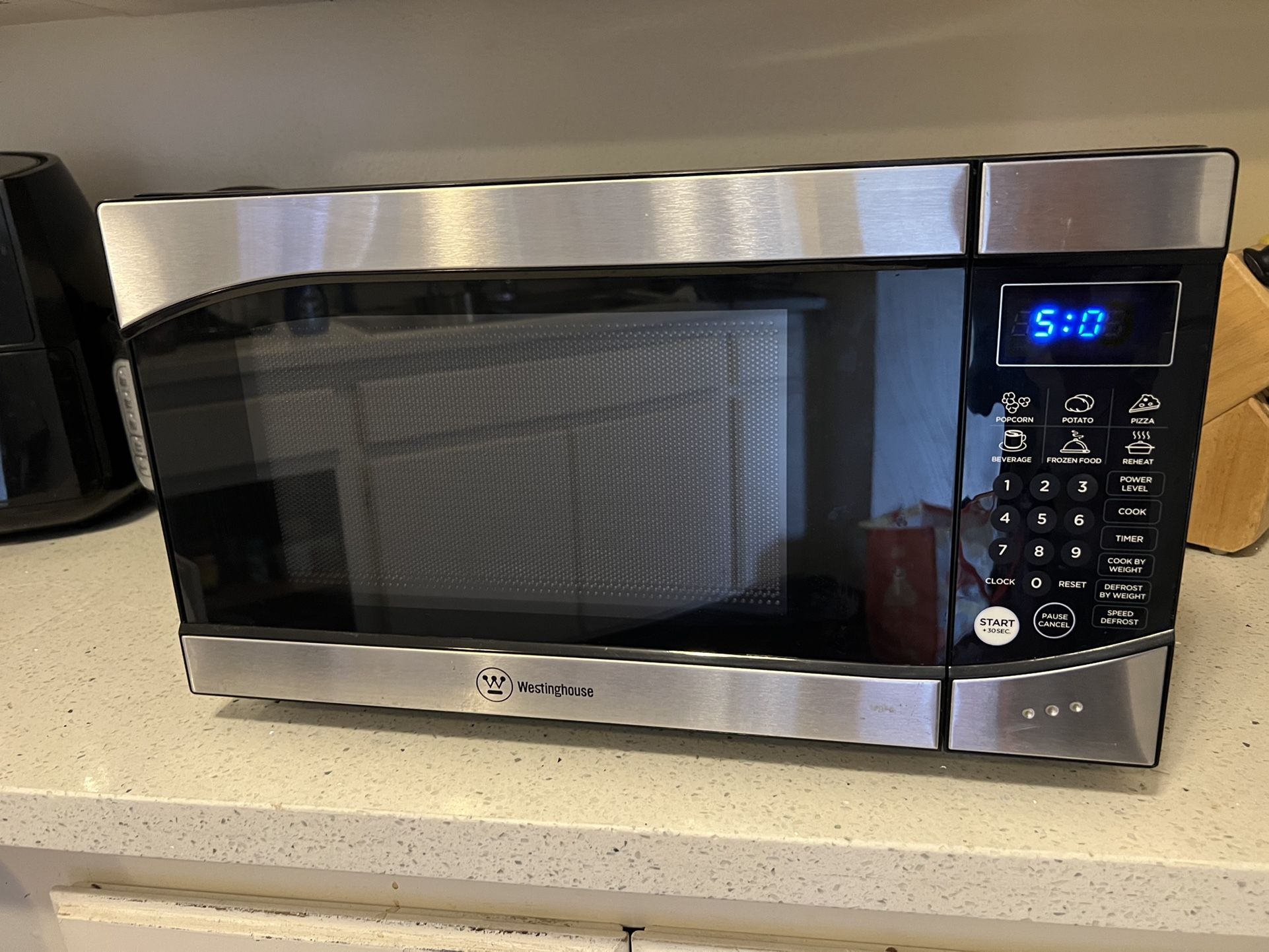 Westinghouse WM009 Microwave Oven 