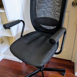 Rolling black computer chair with arms, for desk/office/study
