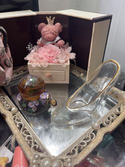 vanity , desk., cute , items , accessories, displays, high heel , bear, mirror 