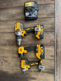 DEWALT 20V XR Brushless Combo Kit – Drill, Impact, Light, 2x 5Ah Batteries & Charger