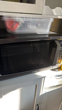 TOSHIBA Microwave Oven, 0.9 Cu.Ft, 900W, Black Stainless Steel