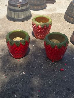 Strawberry fiberglass heavy duty pots 13 per pot