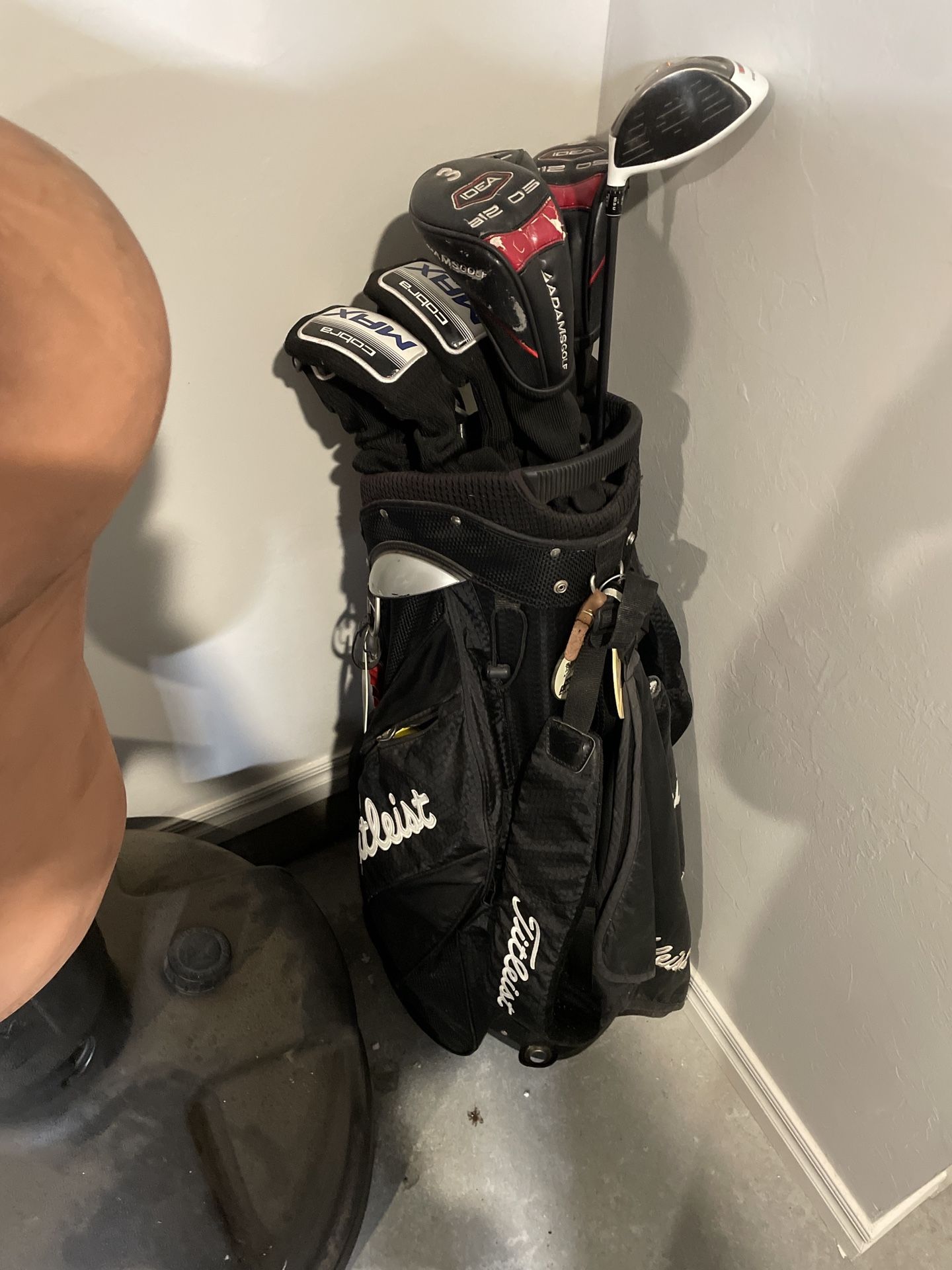 Titleist Stand Up Bag with 14 clubs