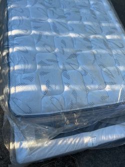 Twin mattress and box spring