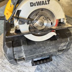 DEWALT 15 -Amp 7-1/4-in Circular saw