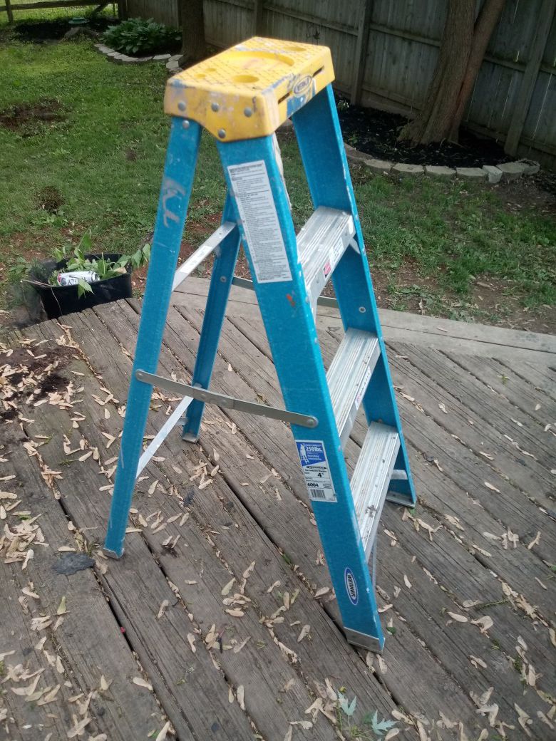 4ft fiberglass ladder