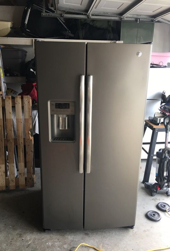 GE Refrigerator Model #GSS25GMHBCES 25.3 Cu. Ft. Side by Side Refrigerator