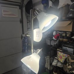 LIKE NEW LAMP CROME COLOR READY TO GO 