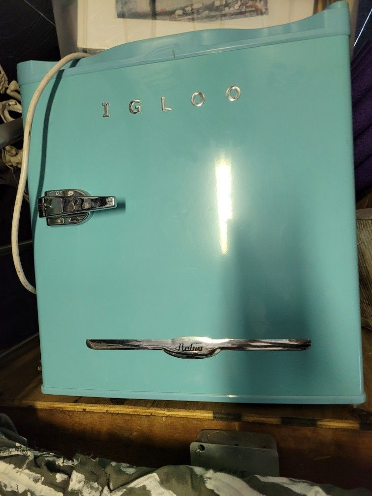 IGLOO Baby Blue Mini Fridge